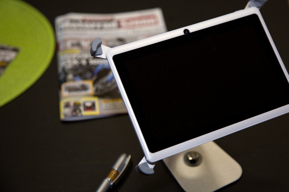 Tablet und Lernmaterial im Theorieraum der Fahrschule