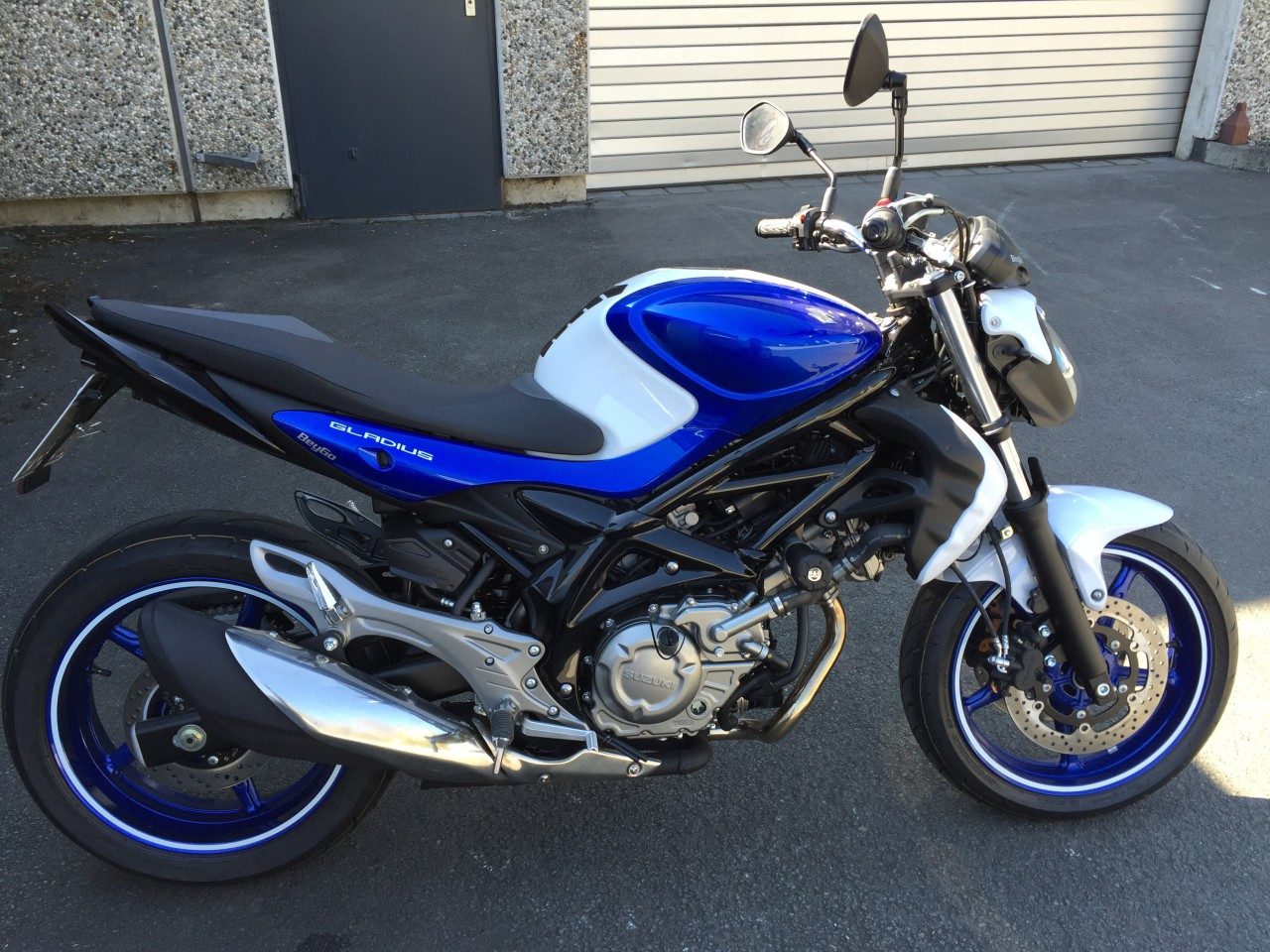 Suzuki Gladius 650 in Blau-Weiß