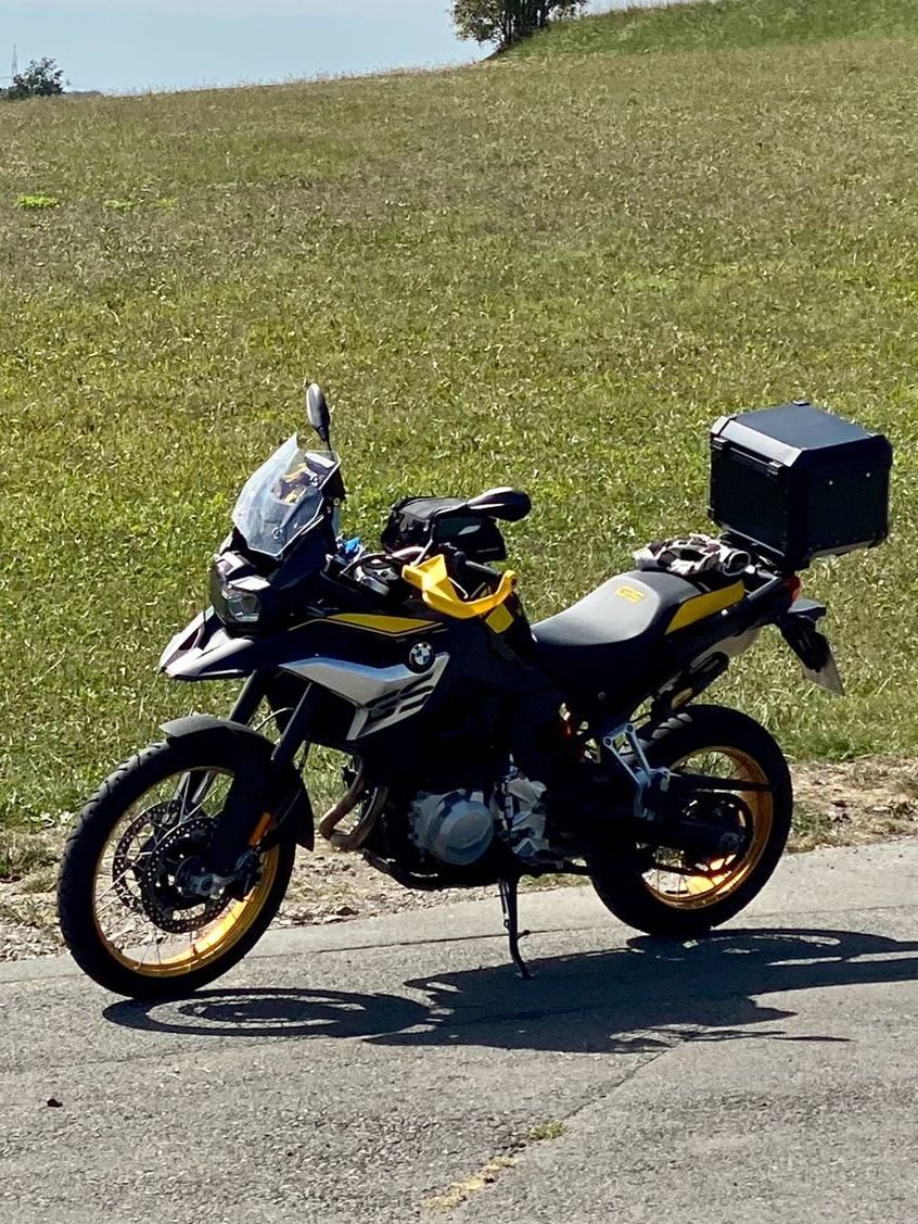 BMW-Motorrad von Fahrlehrer Wolfgang Kemper auf einer Wiese