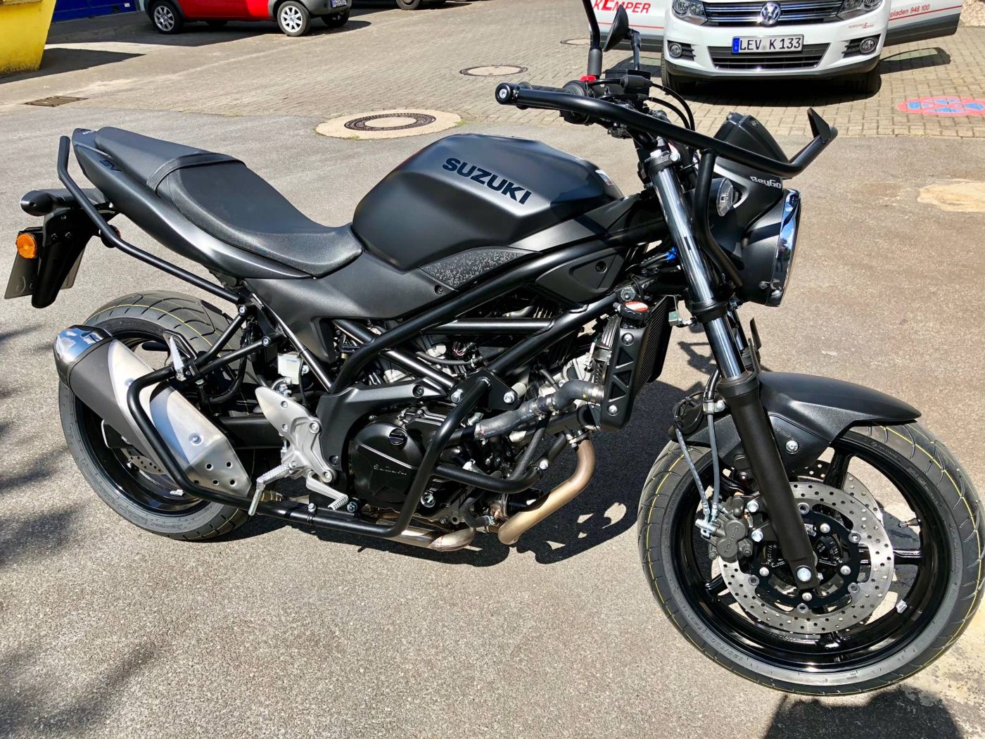 Suzuki SV650 in Schwarz